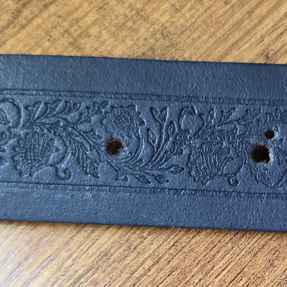 Maurices Italian Black Leather Embossed Belt w/ Brushed‎ Silver Buckle Large GC